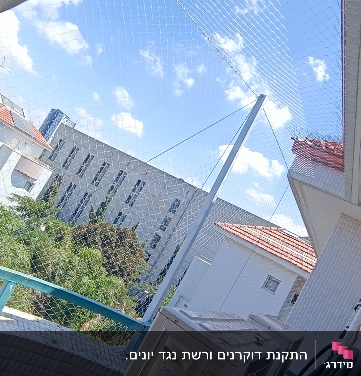 רשת למניעת כניסת יונים מותקנת על מרפסת